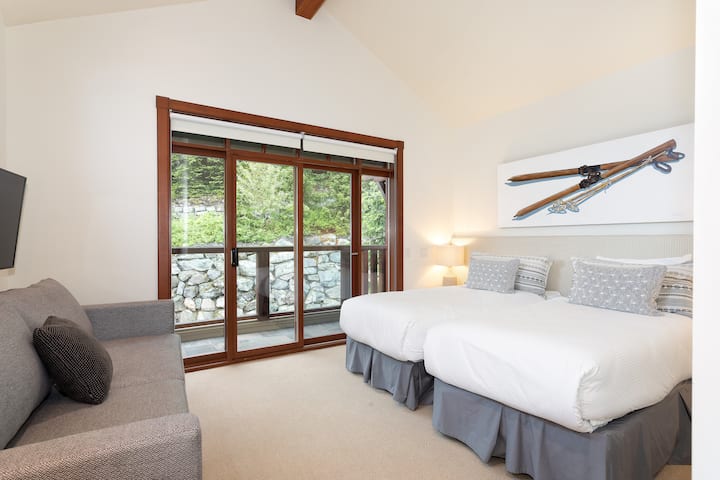 - غرفة النوم رقم 2 – يمكن ترتيب سرير كبير مقسم إلى سريرين صغيرين أو سرير كبير واحد للمرونة 
- مدخل الشرفة بألوان هادئة وأغطية مريحة لنوم مريح 
- غرفة رائعة قابلة للتكيف مناسبة للعائلات أو المجموعات التي تحتاج إلى خيارات  
