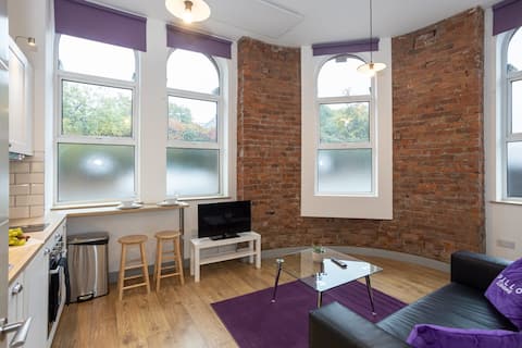 Popular Airbnb listing: Spacious, Apartment close to Manchester City Centr in Pendleton & Charlestown