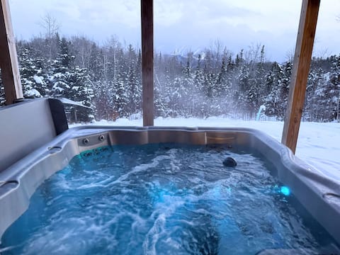84UVR Log home with great views, AC, hot tub!