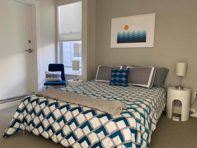 Stylish NOPA Penthouse, Remote Work Friendly gallery image 4