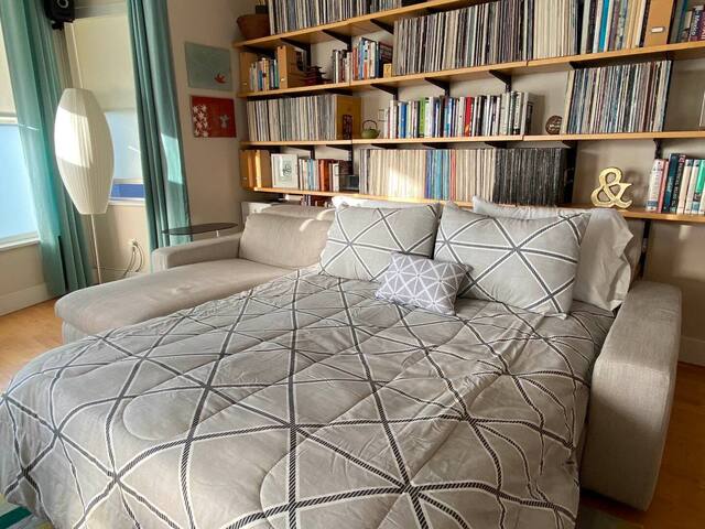 Stylish NOPA Penthouse, Remote Work Friendly gallery image 5