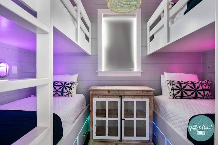 Двуетажна стая на третия етаж с 4 вградени единични легла