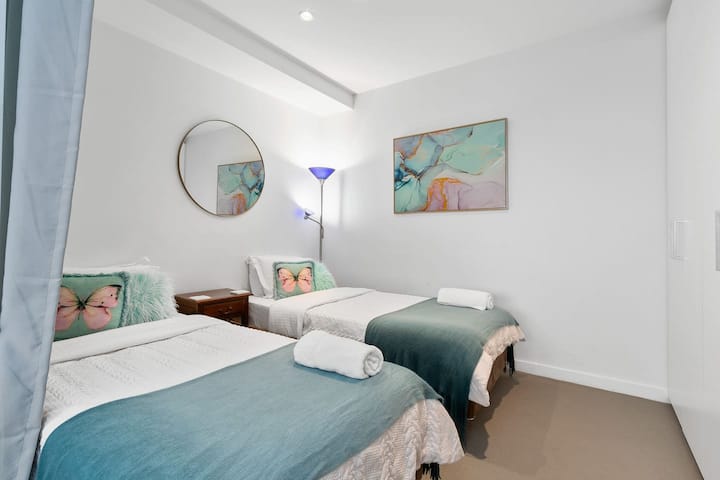 Spálňa 2: 
- 2  dlhé jednolôžka, ktoré je možné zipsovať a premeniť na manželskú posteľ.