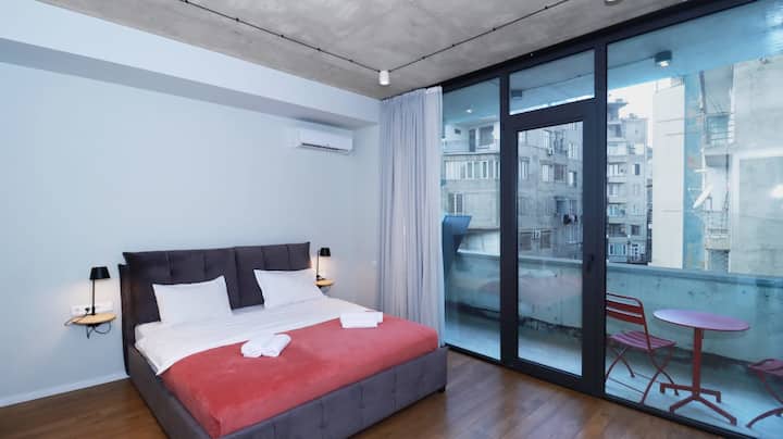 توفر خزانة الملابس مساحة واسعة لتنظيم ملابسك ومتعلقاتك الشخصية، والحفاظ على المسكن مرتبًا ومرتبًا