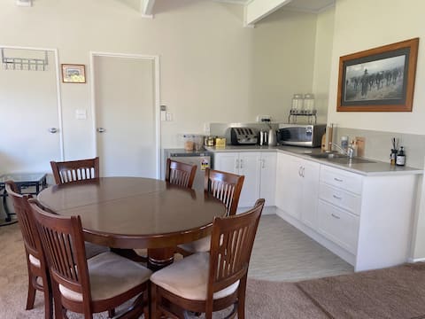 Karapiro Family Studio & Garden Cottages