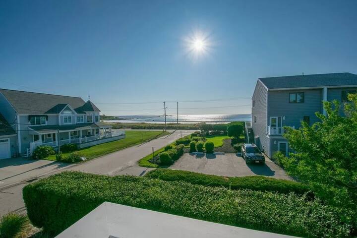 Ocean Front Home, Sleeps 13, Steps to the Ocean! gallery image 4