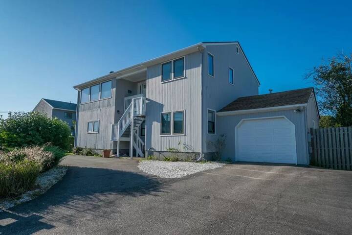 Ocean Front Home, Sleeps 13, Steps to the Ocean! gallery image 3