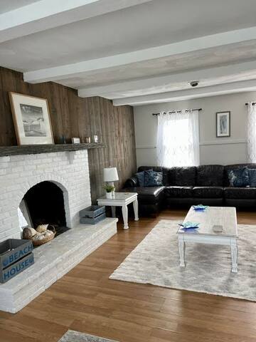 Family Friendly Scarborough Beach Home! gallery image 4