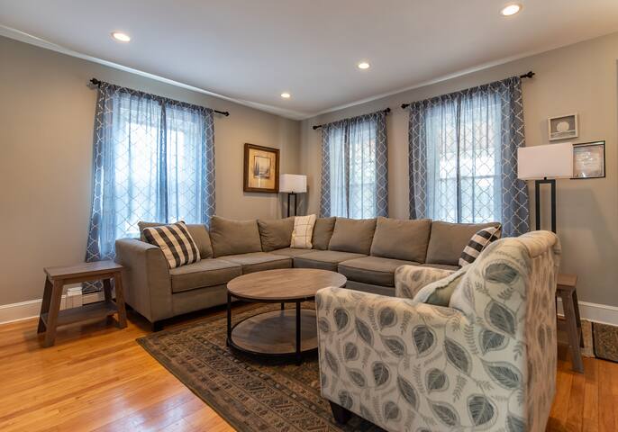 Historic 1880 Pristine Victorian in Narragansett gallery image 3