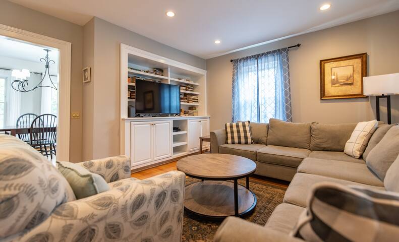 Historic 1880 Pristine Victorian in Narragansett gallery image 2