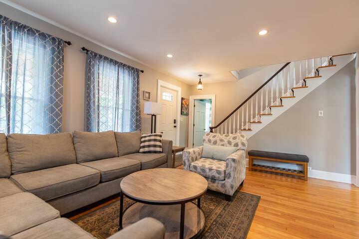 Historic 1880 Pristine Victorian in Narragansett gallery image 4