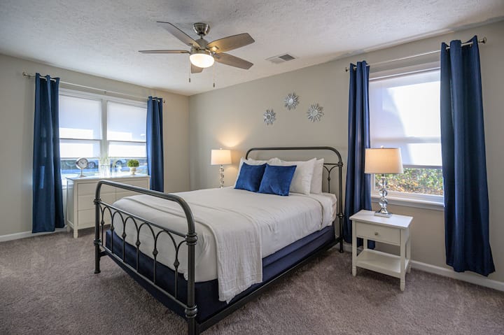 ห้องนอนใหญ่ขนาดใหญ่พร้อมเตียงขนาดคิงไซส์เหมาะสำหรับ 2 คน