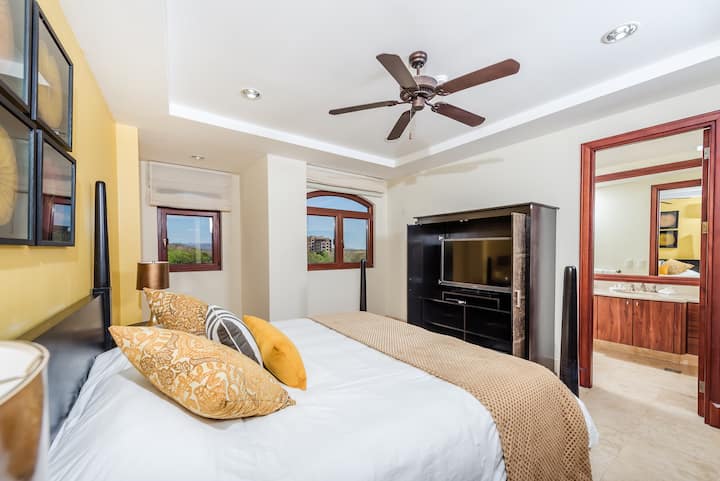 Ova soba ima sve što je potrebno – TV, ventilator, klima-uređaj i vlastitu kupaonicu.