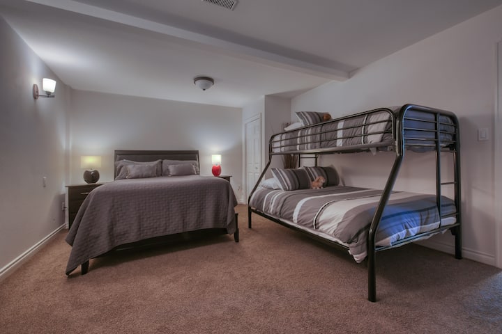 Მდებარეობს მთავარ დონეზე, საშხაპითა/აბაზანით, რომელიც მდებარეობს სამზარეულოსა და ლივინის სივრცეს შორის.