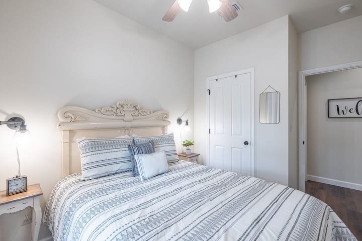 Sovrum med queen size-säng på huvudvåningen