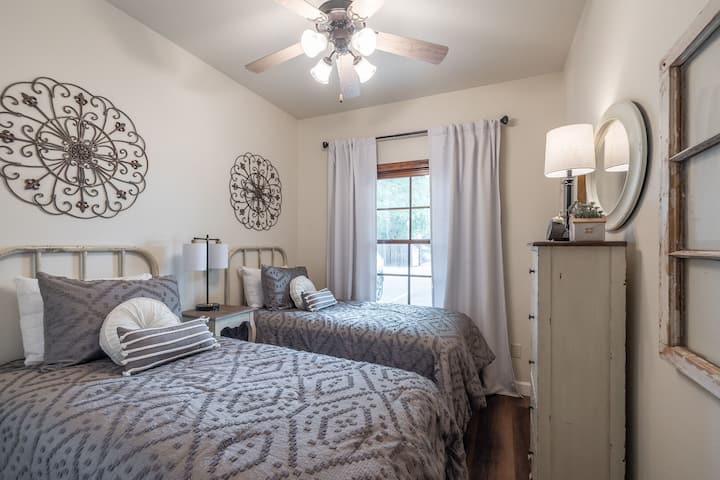 Andra sovrummet på huvudnivå, 2 enkelsängar