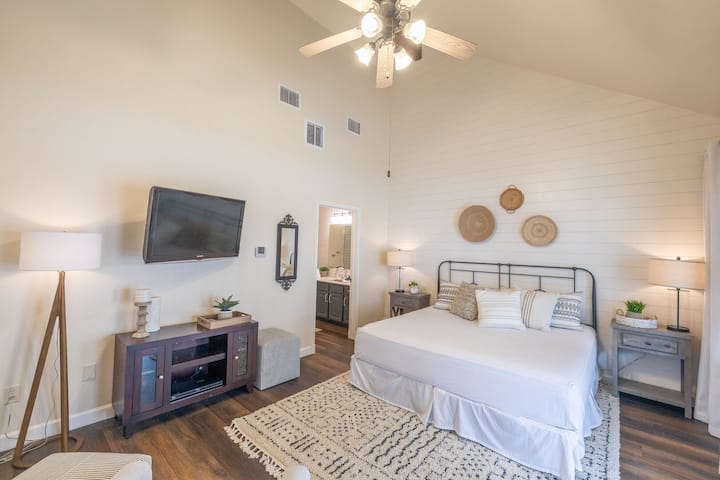 På övervåningen, privat master-svit med king-size-säng