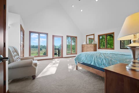Northern Lights Farmhouse with Hot Tub