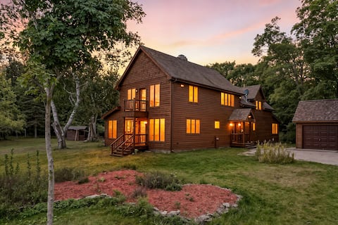 Northern Lights Farmhouse with Hot Tub