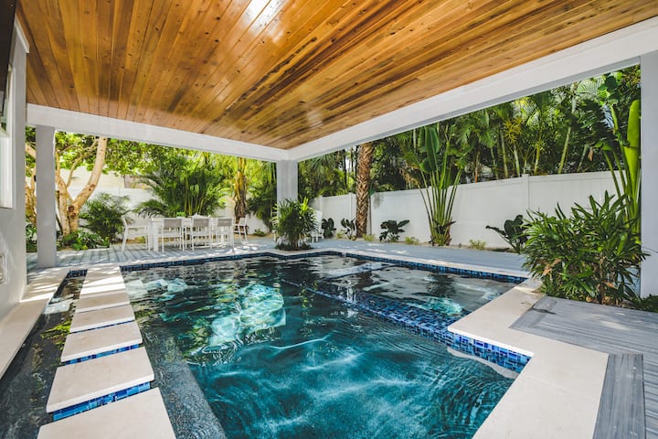 Luxury Coastal Estate With Rooftop Deck, Pool And - Bradenton, FL