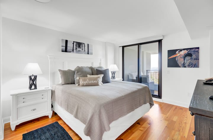 Spálňa 1 má manželskú posteľ.