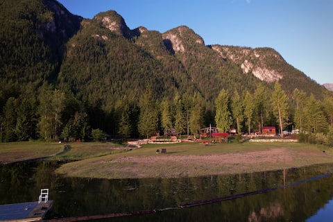 Quiet retreat on beautiful Arrow Lake near Nakusp,