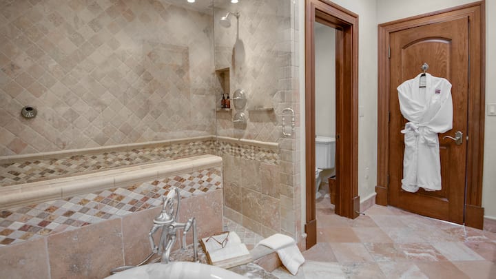 Chumba cha kulala cha 1, Ghorofa ya Juu - Chumba cha kuogea chenye beseni la kuogea