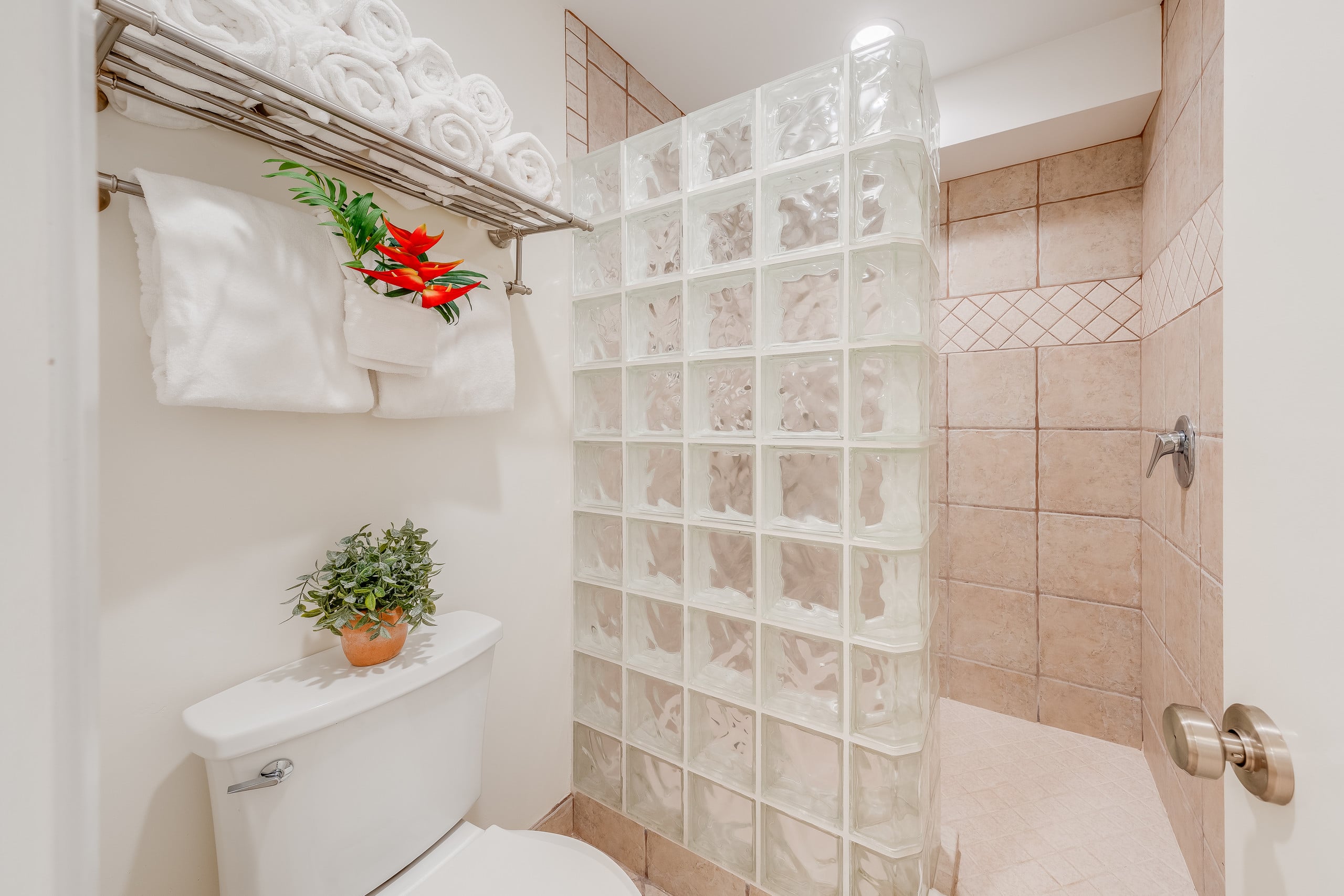 Condo in Lahaina · ★4.92 · 1 bedroom · 2 beds · 1 bath - Image 23
