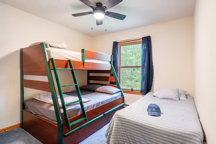 El dormitorio 4 cuenta con una litera y una cama individual individual.