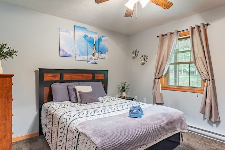 El dormitorio 2 cuenta con cama matrimonial, TV y baño privado.