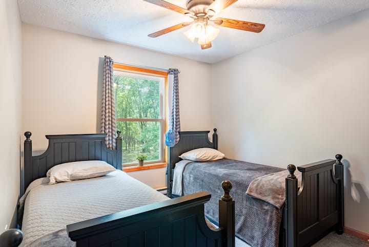 El dormitorio 3 cuenta con dos camas individuales.