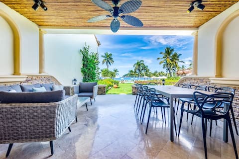 Exquisitely adorned luxury unit right on Flamingo