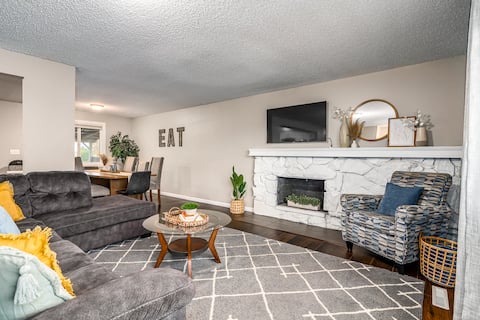 Spacious Valley Home I Perfect for Families!