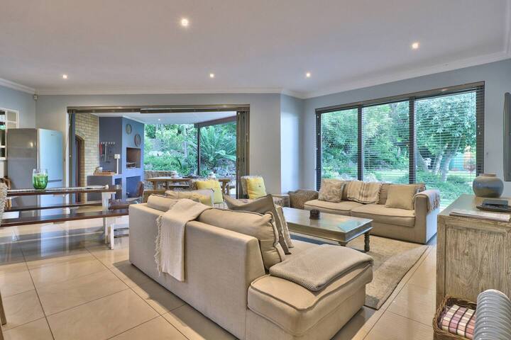 Spacious Kloof Nek family home! gallery image 3