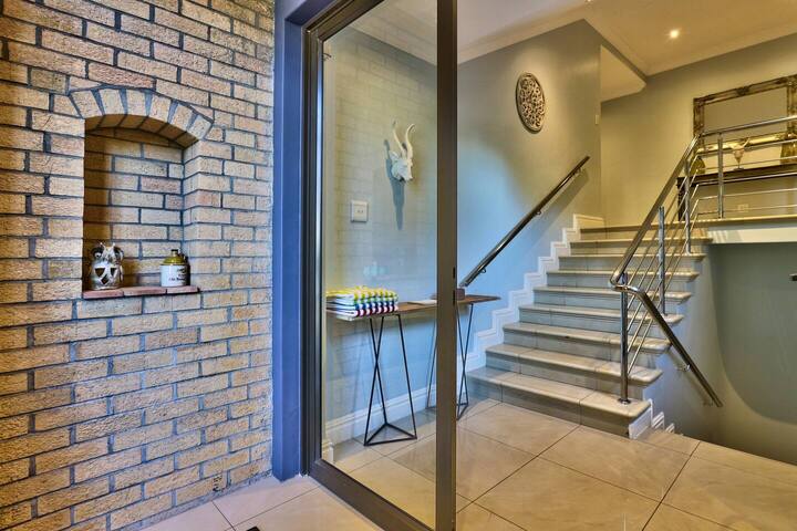 Spacious Kloof Nek family home! gallery image 4