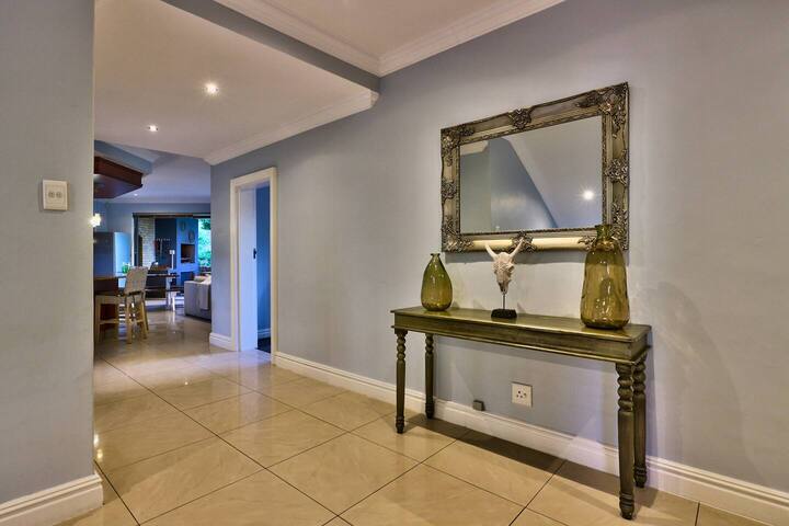Spacious Kloof Nek family home! gallery image 5
