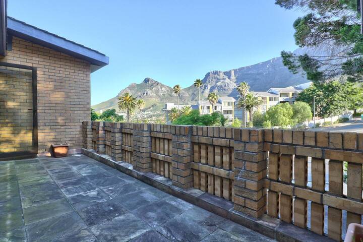 Spacious Kloof Nek family home! gallery image 2