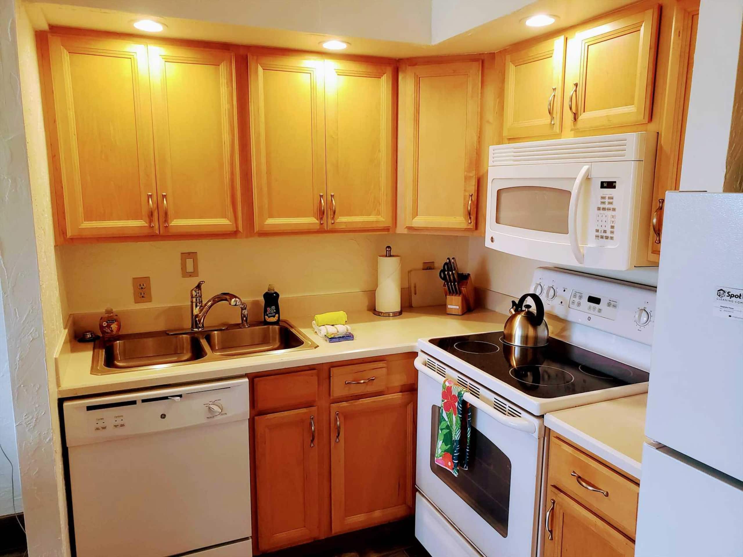 Papakea E204, Ocean view, King bed Suite - Image 19