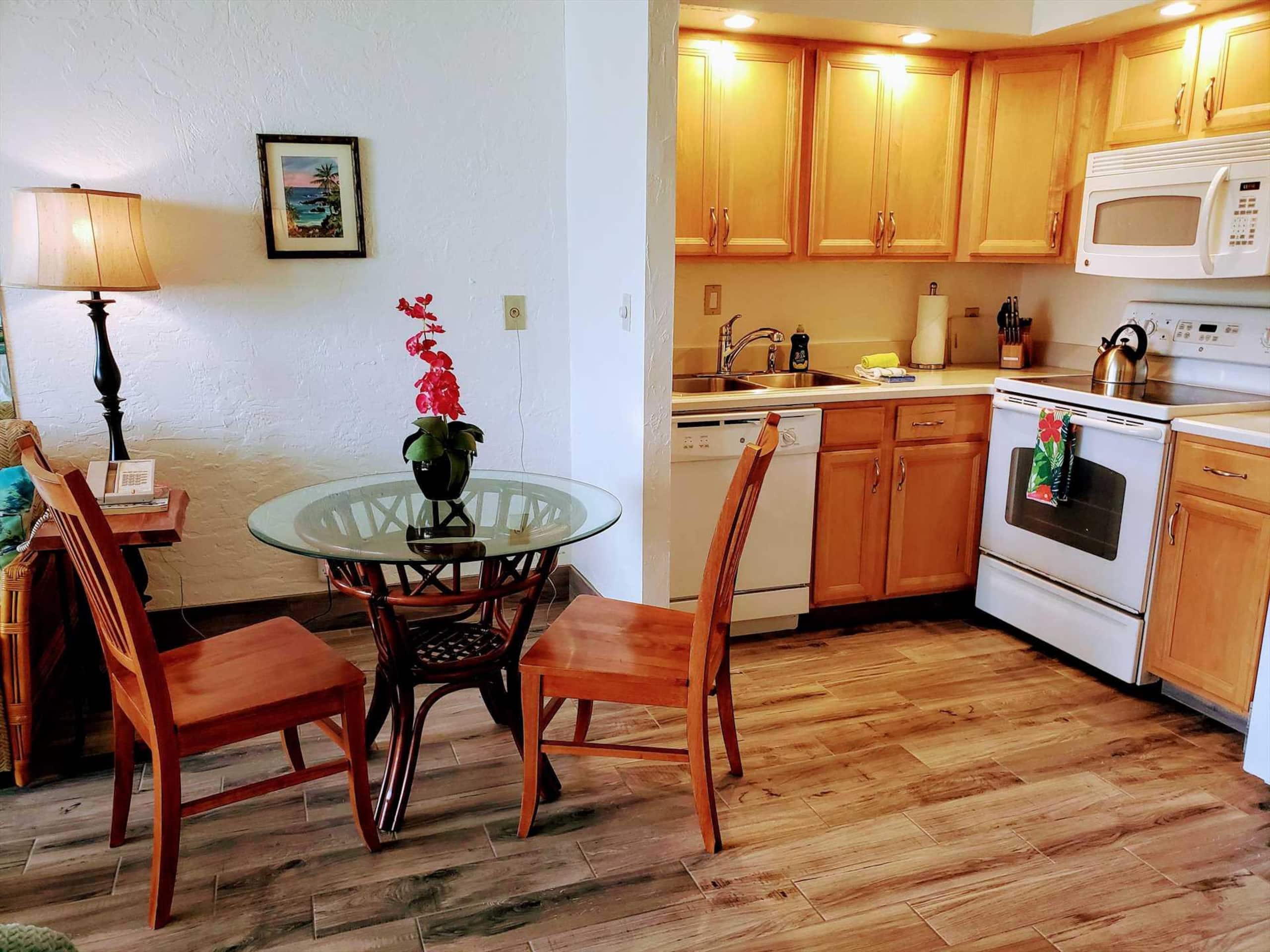 Papakea E204, Ocean view, King bed Suite - Image 3