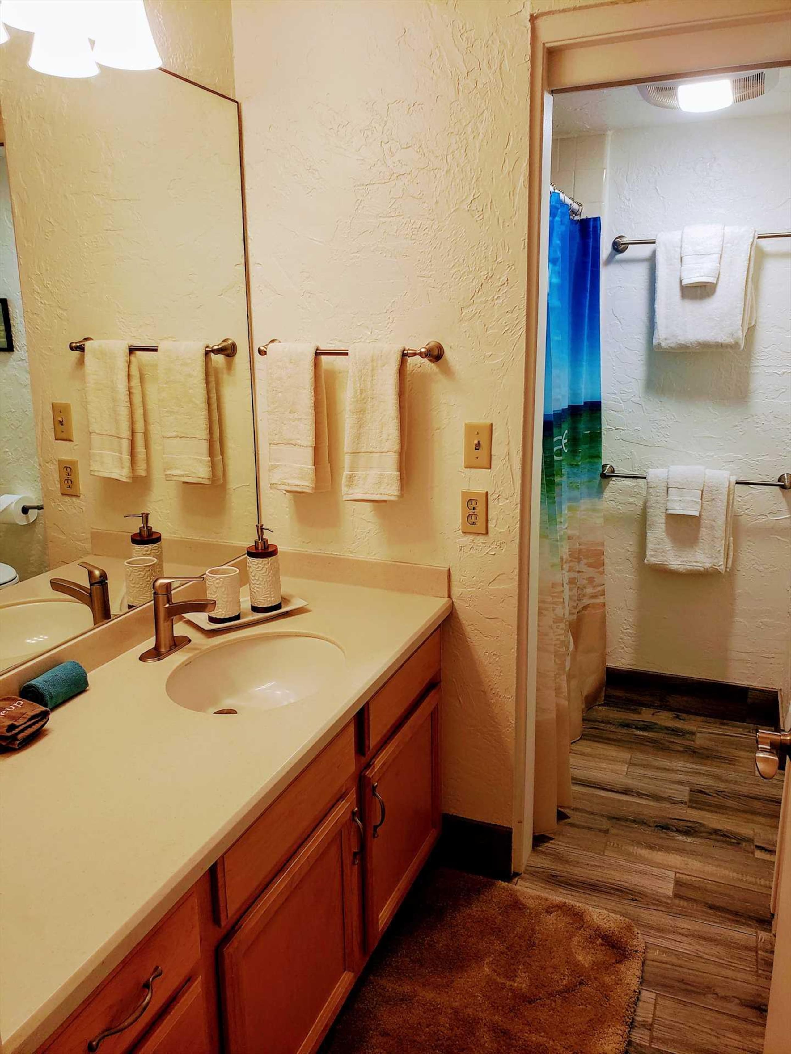 Papakea E204, Ocean view, King bed Suite - Image 22