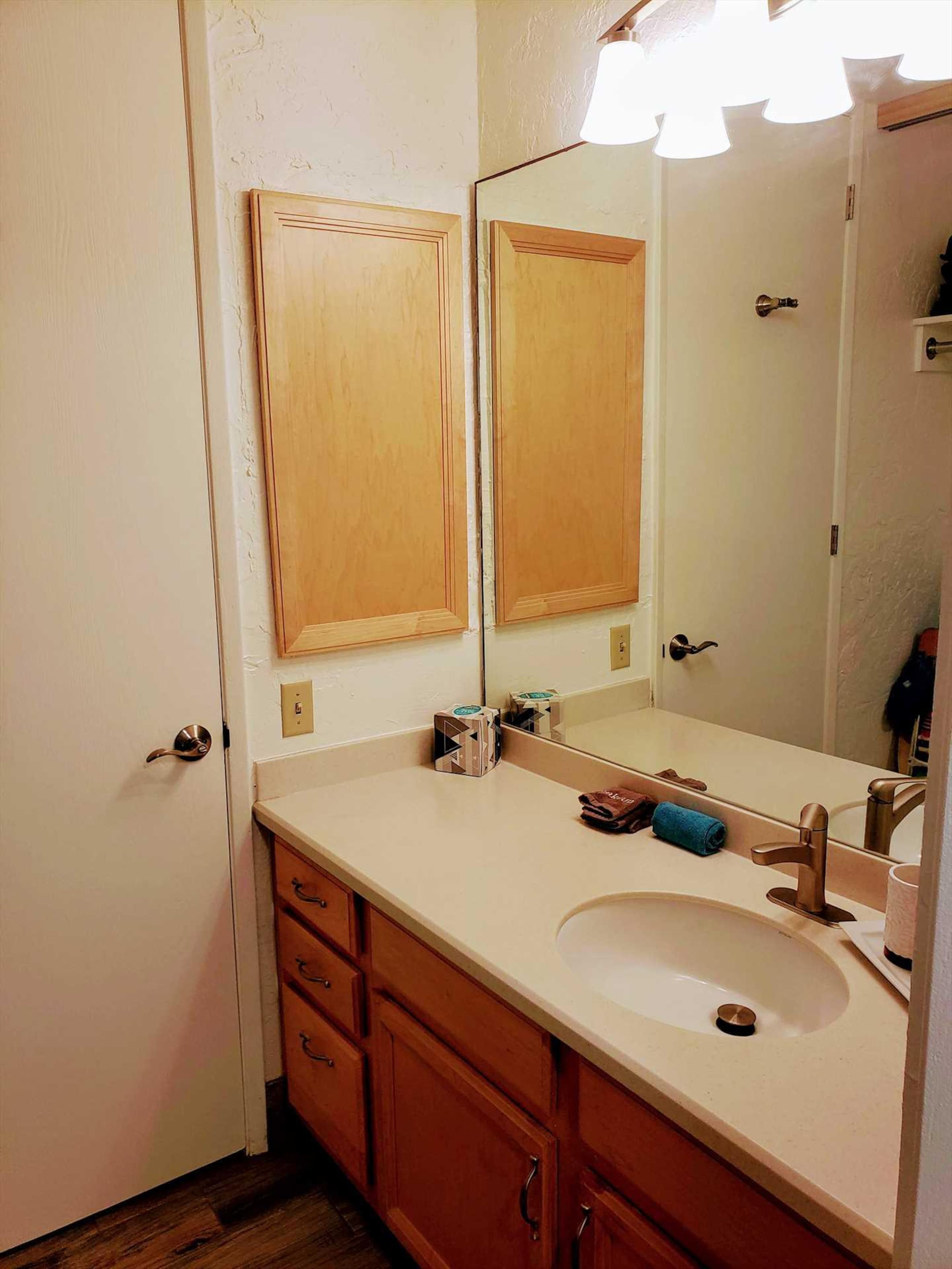 Papakea E204, Ocean view, King bed Suite - Image 21