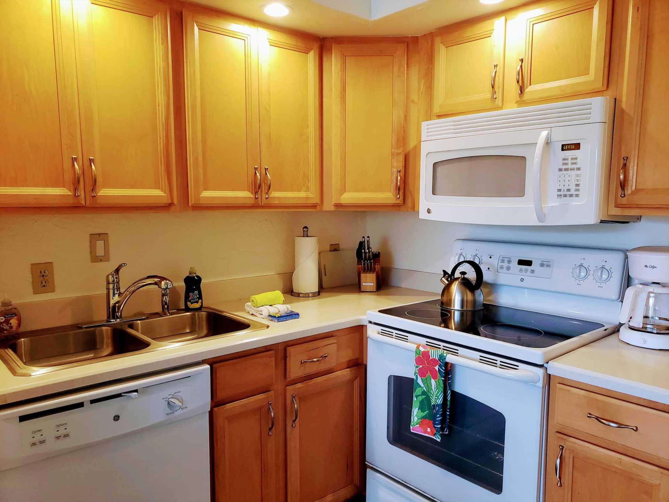 Papakea E204, Ocean view, King bed Suite - Image 18