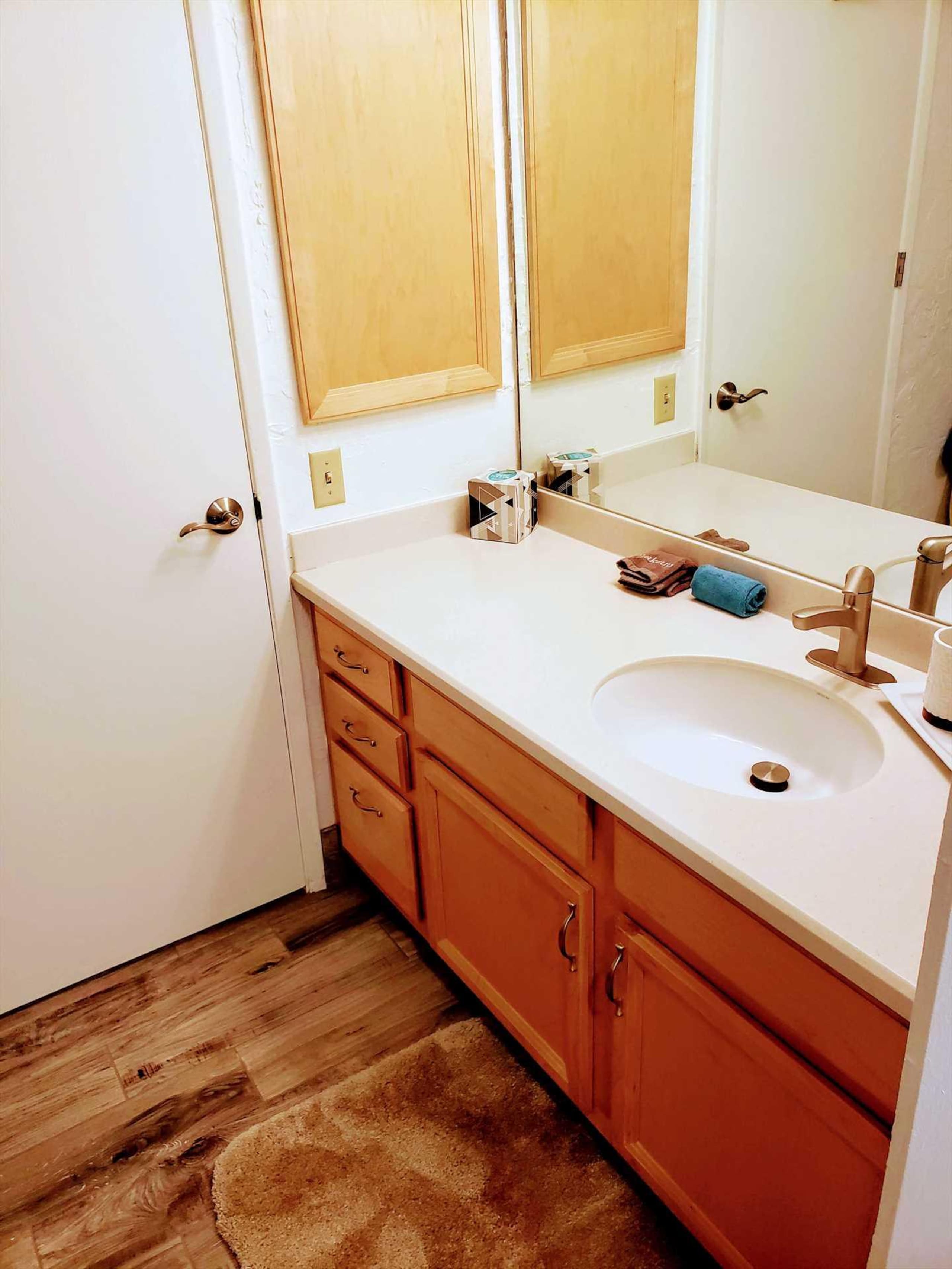 Papakea E204, Ocean view, King bed Suite - Image 20