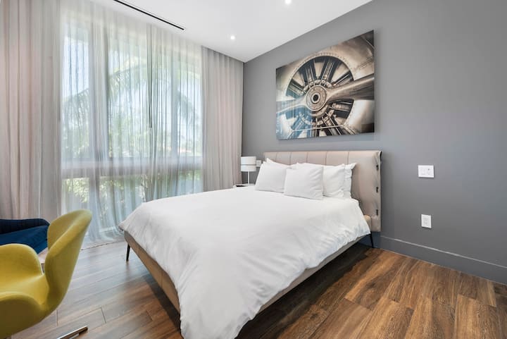 Bedroom Dowstairs|Queen