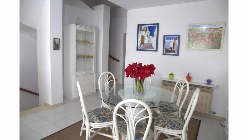 Margaret’s Family House with pool and parquing gallery image 4