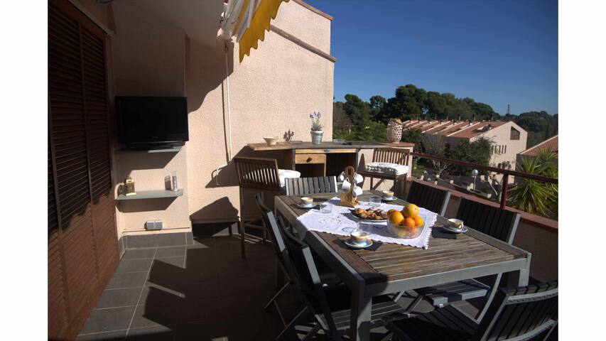 Margaret’s Family House with pool and parquing gallery image 2