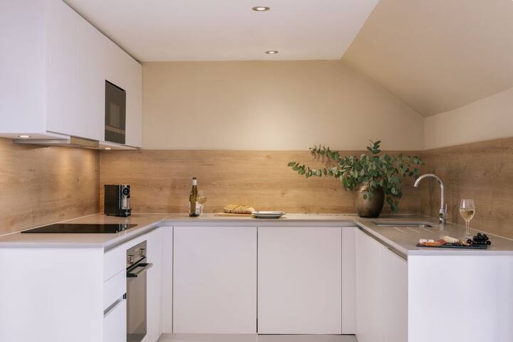 Sonder Royal Garden | 2BR Apartment w/ Balcony gallery image 3