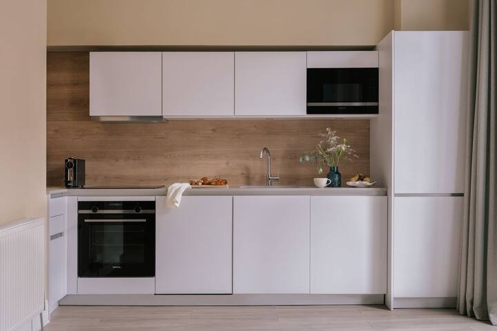 Sonder Royal Garden | 2BR Apartment w/ Garden View gallery image 3