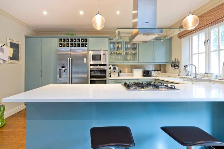 Delightful 3-Bed family home, Bayswater gallery image 3