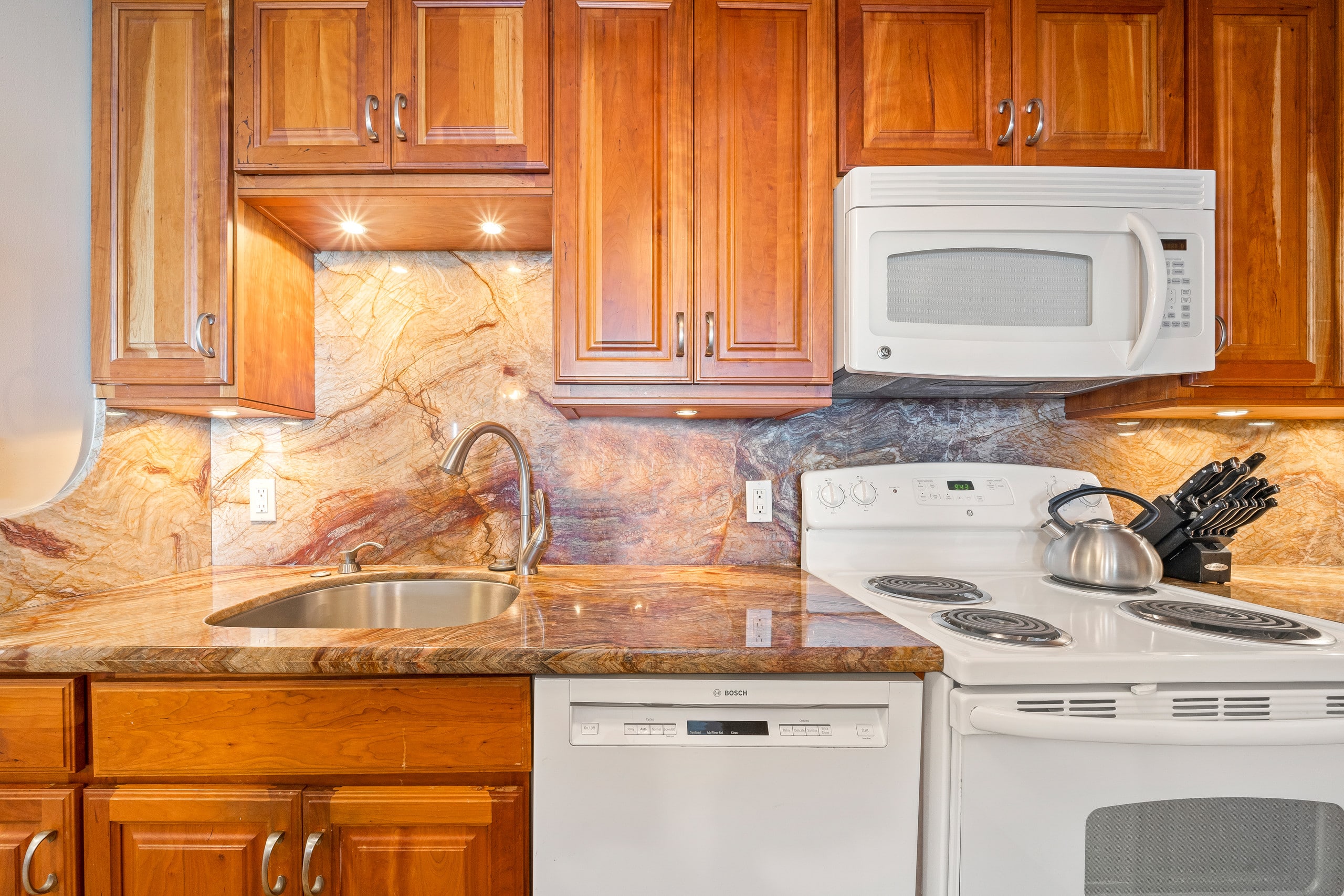 Condo in Lahaina · ★4.54 · 1 bedroom · 2 beds · 1 bath - Image 8